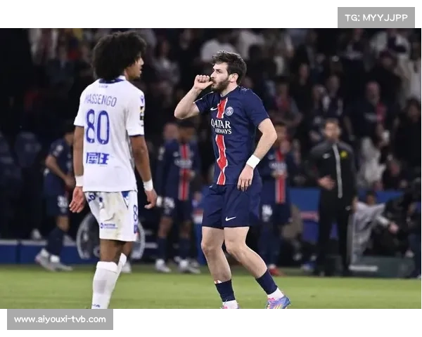 巴黎球迷客场远征欧塞尔,高唱助威歌曲